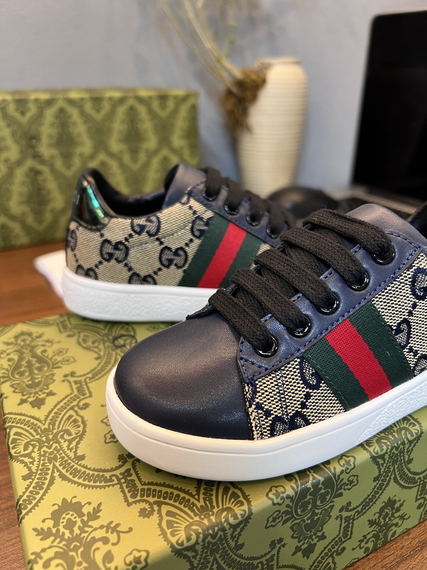 Children's shoes child